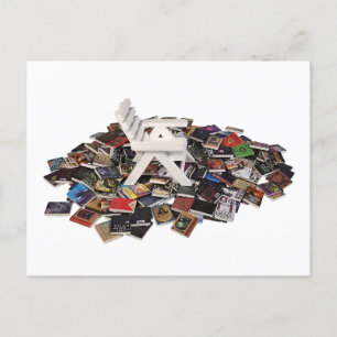 Carte Postale Chaise White Beach sur une pile de livres