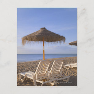 Carte Postale Chaises de plage avec parasol