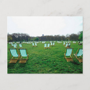Carte Postale Chaises longues disposées dans le parc vert, Londr