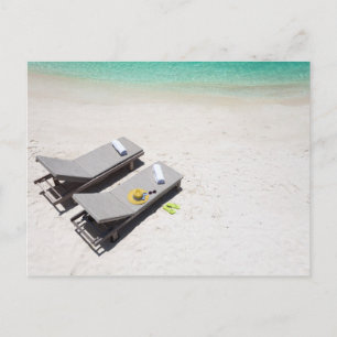 Carte Postale Chaises longues sur une plage