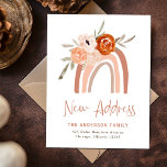 Carte Postale Changement d'adresse | Terracotta Boho Rainbow Flo<br><div class="desc">Cette carte postale boho change d'adresse avec un style boho branché et un script manuscrit branché qui dit "nouvelle adresse". Un arc-en-ciel peint en terre cuite et neutre est orné de fleurs d'eau de pêche et d'orange sur un arrière - plan blanc simple. Une façon parfaite et festive de faire...</div>