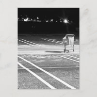 Chariot Abandonné dans un Parking Vide