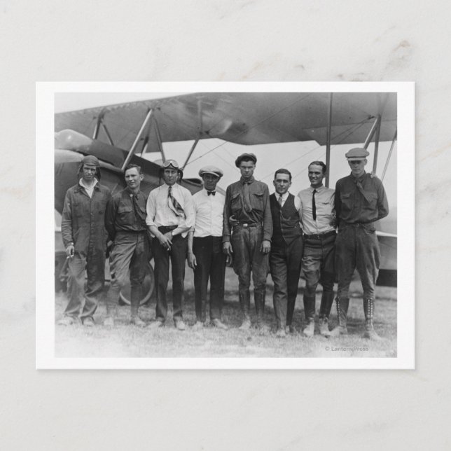 Carte Postale Charles Lindbergh avec 7 hommes, dont (Devant)