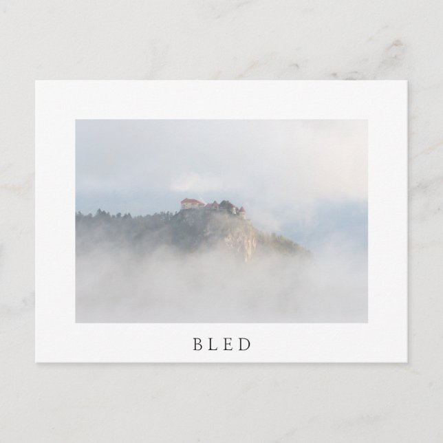 Carte Postale Château de chaume entouré de nuages (Devant)