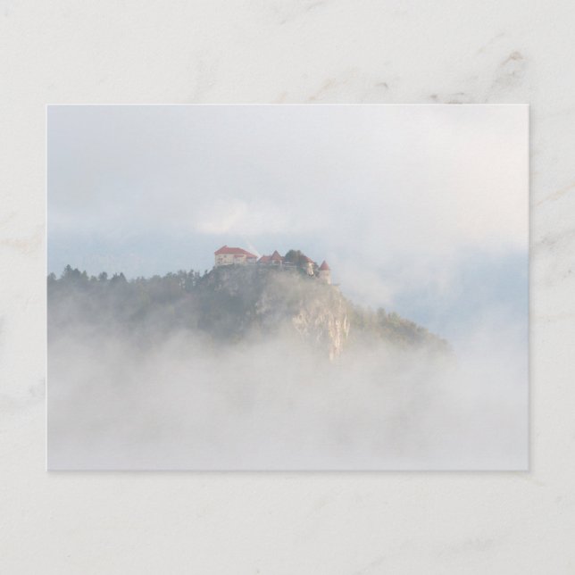 Carte Postale Château de chaume entouré de nuages (Devant)