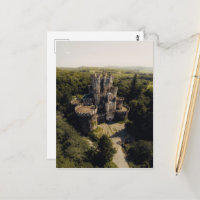 Château de pierre gris grand en Bois vert surélevé