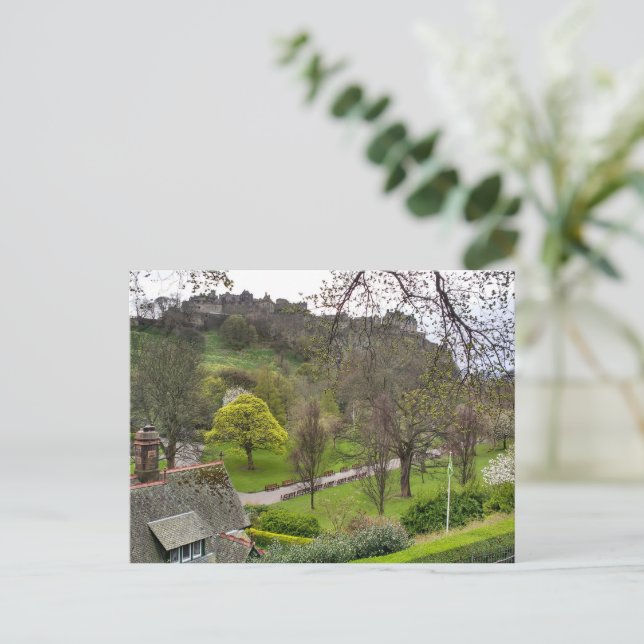 Carte Postale Château d'Édimbourg au printemps (Debout devant)