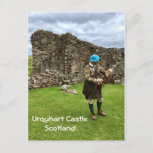 Carte Postale Château Urquhart en Ecosse, Homme Jacobite en Kilt
