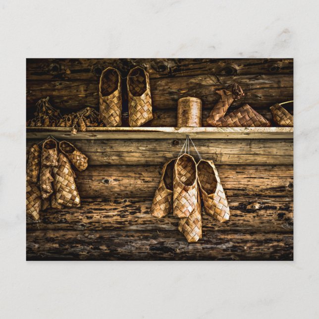 Carte Postale Chaussures en bast sur le mur (Devant)