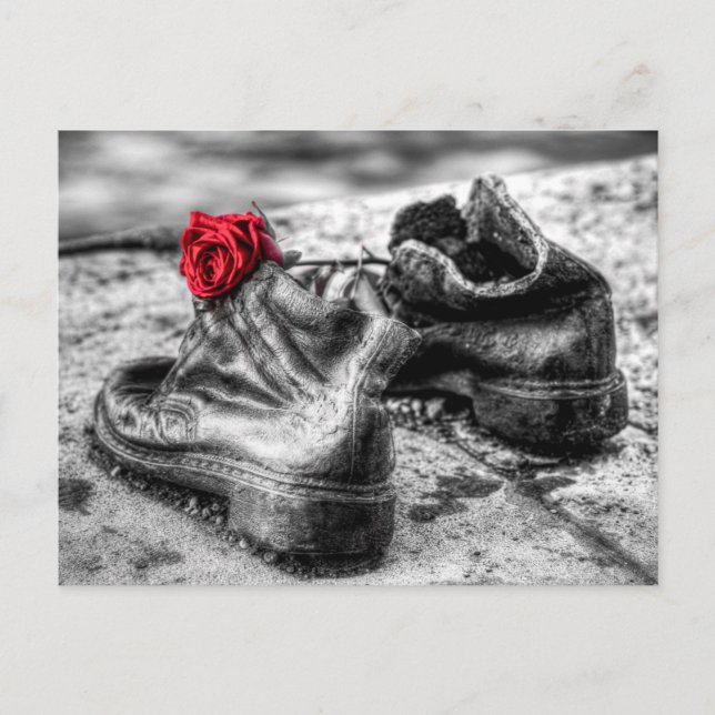 Carte Postale Chaussures Sur Le Danube (Devant)