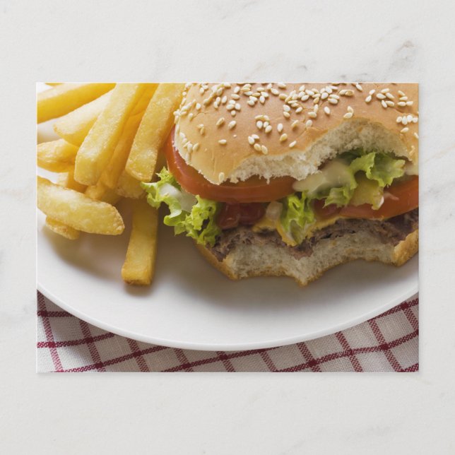 Carte Postale Cheeseburger, morsures prises, avec frites (Devant)