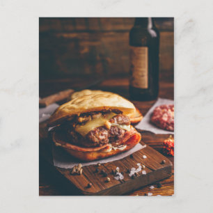 Carte Postale Cheeseburger sur planche à découper