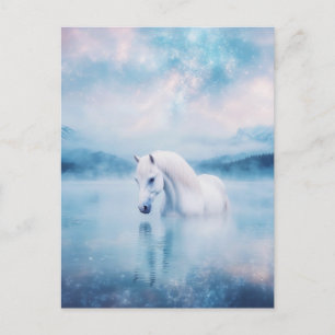 Carte Postale Cheval dans le lac de la montagne brumeuse sous un