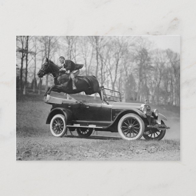 Carte Postale Cheval sautant par-dessus une automobile, 1923 (Devant)