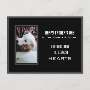 Carte Postale Chien puissant et moisi papa serrant le chiot blan