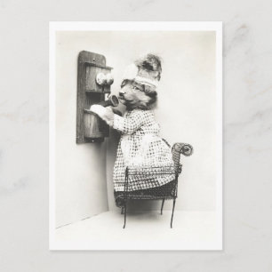 Carte Postale Chien vintage faisant un appel téléphonique Oddity
