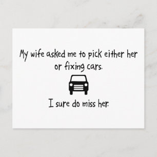 Carte Postale Choisir une femme ou fixer des voitures