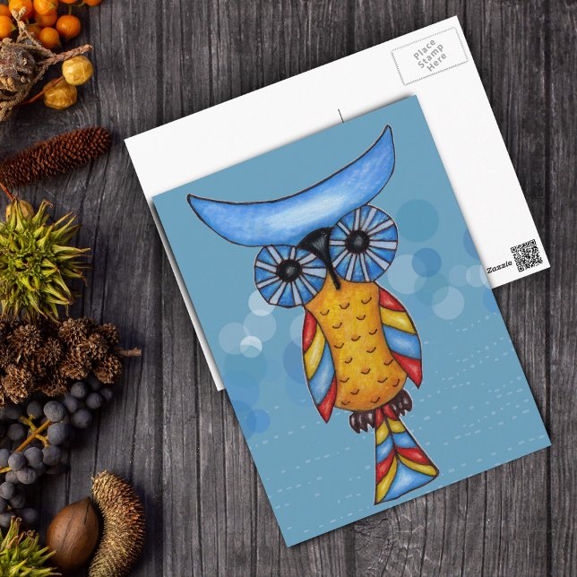 Carte postale Chouette blanche cool (Fantasy Owl blue head colourful feathers on blue circles on postcard.)