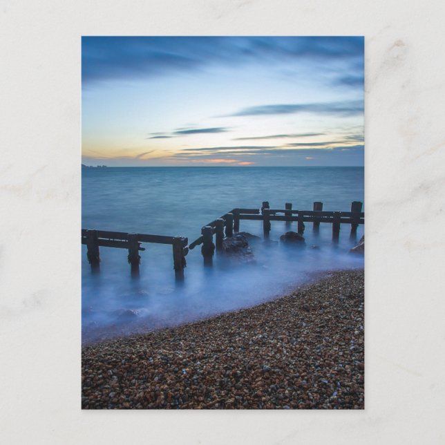 Carte Postale Ciel crépusculaire au-dessus de la rive et des bri (Devant)