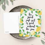 Carte postale Citation de citron doux et aigre<br><div class="desc">Le sucré n'est pas aussi sucré sans l'acide ! Jolie carte postale avec la citation nichée dans une culture de citrons et de feuilles aquarelles.</div>