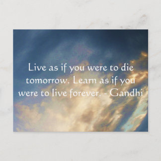 Carte Postale Citation de la sagesse de Gandhi avec ciel bleu