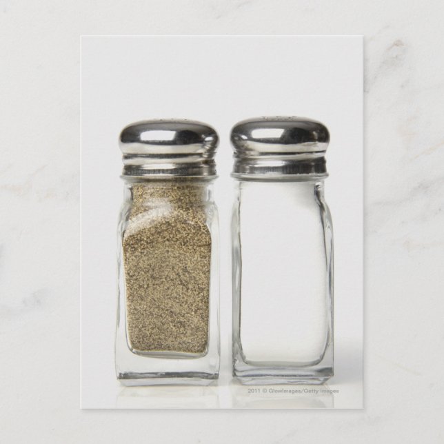 Carte Postale Close-up of a salt and a pepper shaker (Devant)