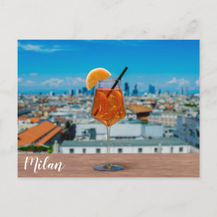 Carte Postale Cocktail Spritz sur une table avec vue sur Milan