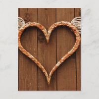 Coeur avec ailes contre les planches en bois rusti