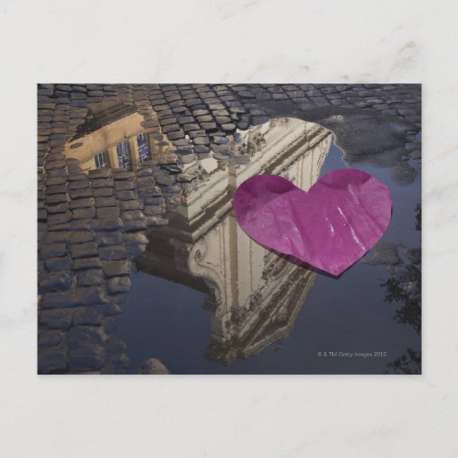 Carte Postale Coeur de papier solitaire flottant dans une flaque (Devant)