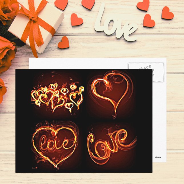 Carte postale Coeurs flamboyants d'amour (Flaming Hearts of Love Postcard)