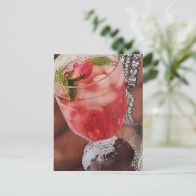 Carte Postale Collage multimédia Boisson rose et bijoux  (Debout devant)