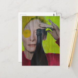 Carte Postale Collage surréaliste amusant femme avec bouteille