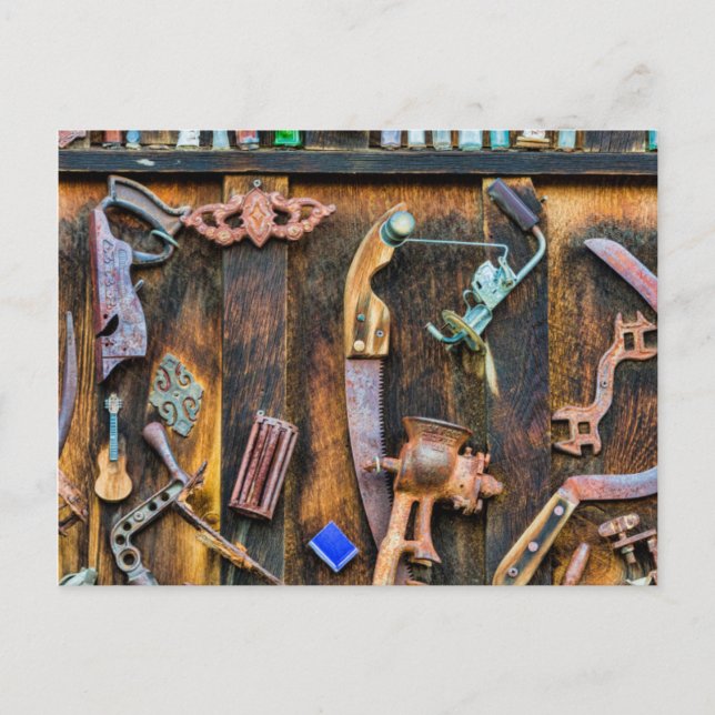 Carte Postale Collection d'antiquités au mur (Devant)