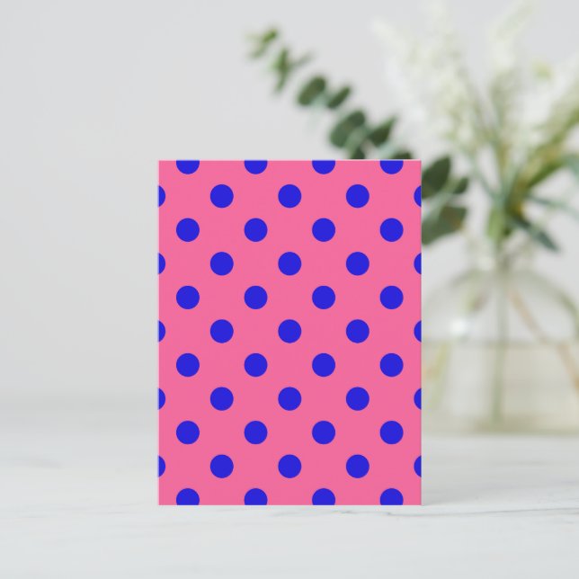 Carte Postale Conception de motif à pois bleus sur fond rose (Debout devant)