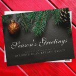 Carte Postale Cones de pin de Noël | BONNES FÊTES<br><div class="desc">Le logo de votre entreprise peut être ajouté. Disponible ici : http://www.zazzle.com/store/selectpartysupplies</div>