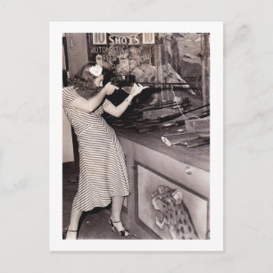 Carte Postale Coney Island, NY Femme dans la galerie de tir Vint