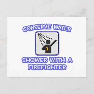 Carte Postale Conservez l'eau .. Douche avec un pompier