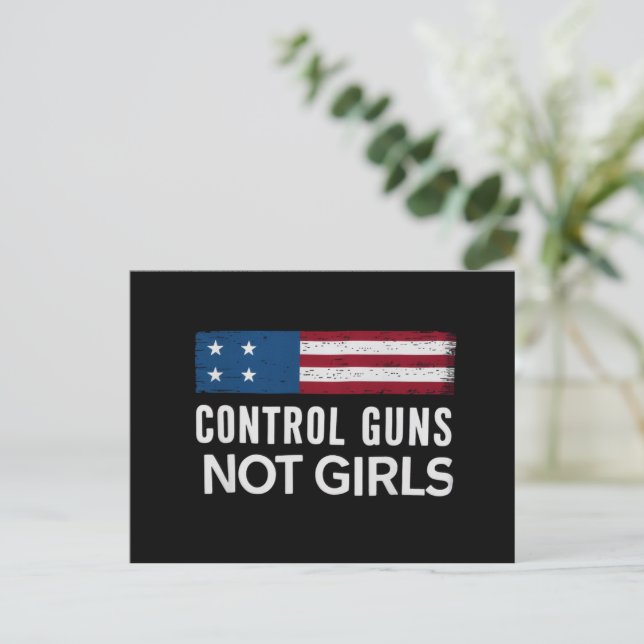 Carte Postale Contrôlez les armes à feu, pas les filles (Debout devant)