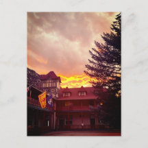 Coucher de soleil ardent sur l'auberge de Redstone