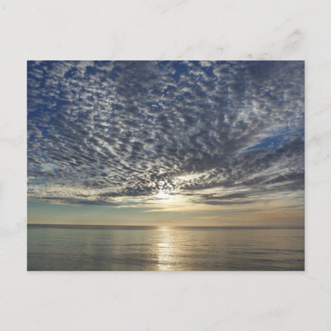 Carte Postale Coucher de soleil dramatique avec nuages et océan (Devant)