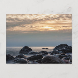 Carte Postale Coucher de soleil et pierres sur la côte de la mer