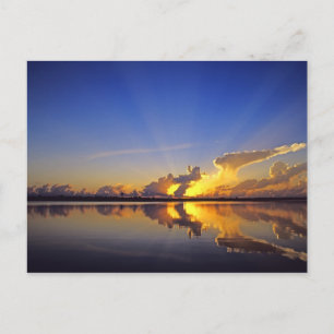 Carte Postale Coucher de soleil spectaculaire sur la rivière Lit