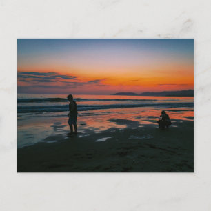 Carte Postale Coucher de soleil sur la plage avec un moment pais