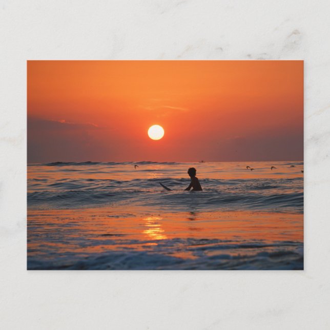 Carte Postale Coucher de soleil sur l'océan avec un surfeur dans (Devant)