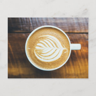 Carte Postale Coupe de latte de café avec mousse de forme feuill