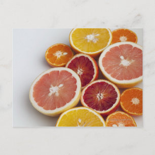 Carte Postale Couper les oranges sur la table