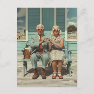 Carte Postale Couple âgé faisant un geste du cœur