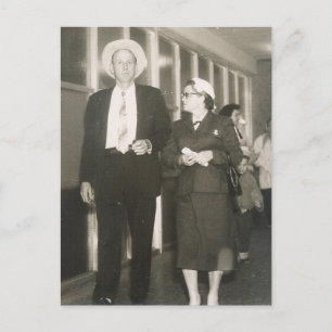 CARTE POSTALE COUPLE D'AÉROPORT #22