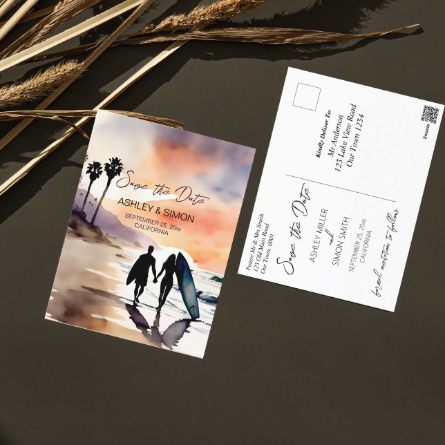 Carte Postale Couple de surfeurs au coucher du soleil aquarelle  (Surfing California sunset save the date postcard surfers couple with surfboards walking on a beach)