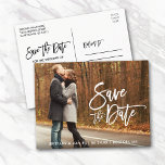 Carte Postale Couple Photo Enregistrer La Date Moderne Brush Scr<br><div class="desc">Brosse moderne Script Enregistrer la date Fiançailles Couple Photo Carte Postale</div>